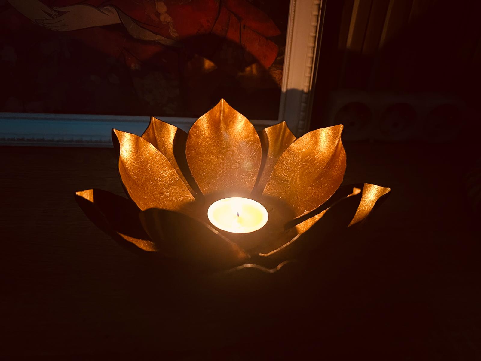 Lotus candle - detail